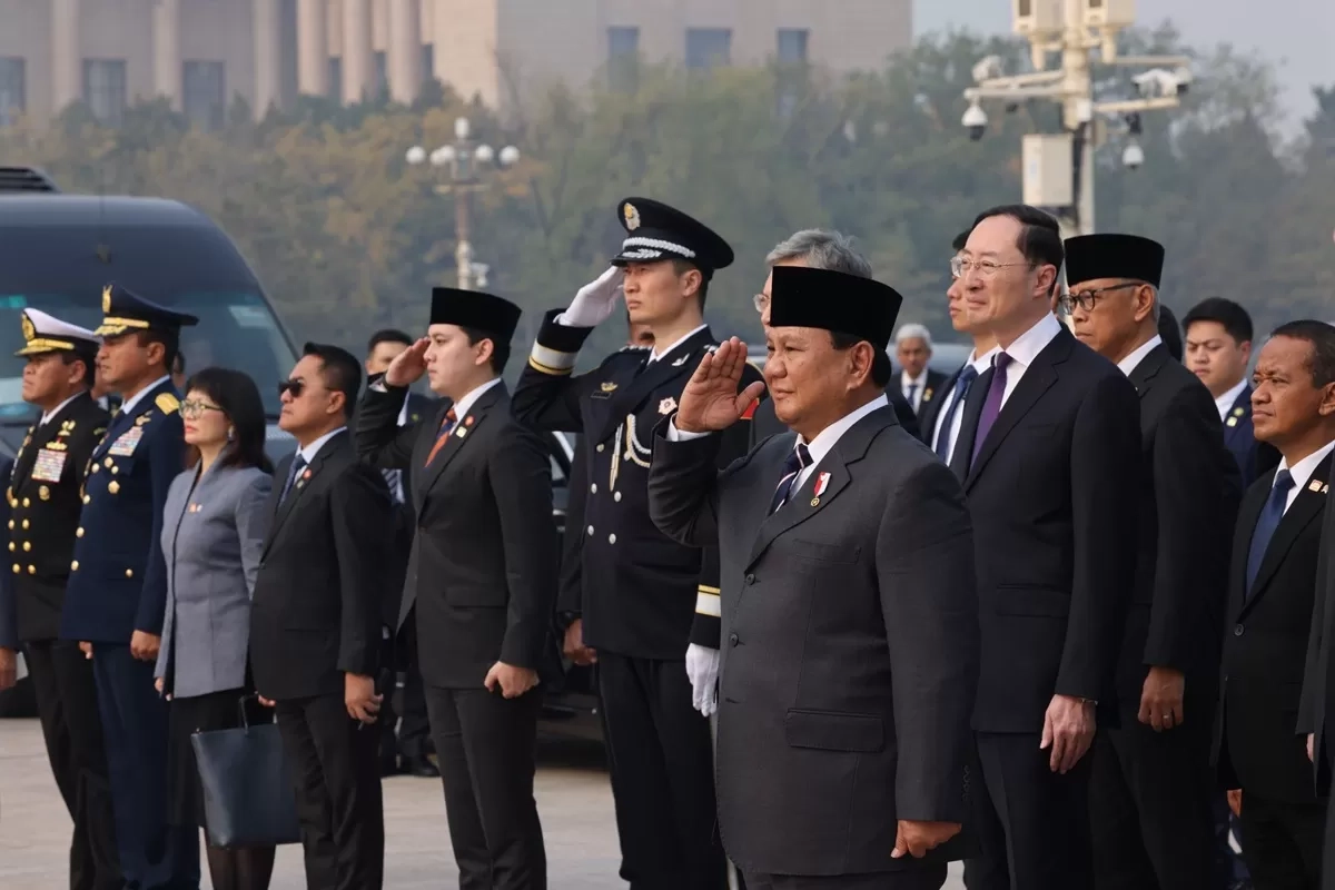 Usai Bertemu PM dan NPC Tiongkok, Presiden Prabowo Letakkan Bunga di Monumen Pahlawan Rakyat Tiananmen