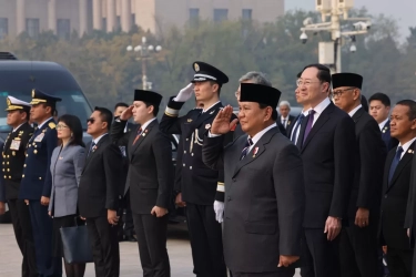 Usai Bertemu PM dan NPC Tiongkok, Presiden Prabowo Letakkan Bunga di Monumen Pahlawan Rakyat Tiananmen