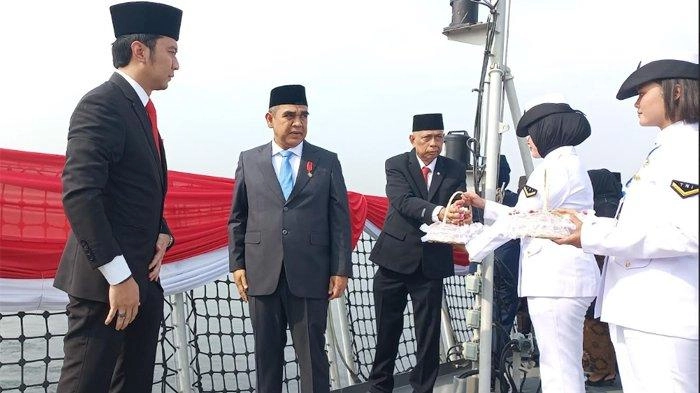 Ahmad Muzani Pimpin Upacara Hari Pahlawan di Atas KRI Semarang yang Berlayar di Perairan Jakarta 