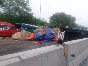 17 Kendaraan Tabrakan Beruntun, Anggota Polres Purwakarta Tengah Evakuasi Korban Terjepit