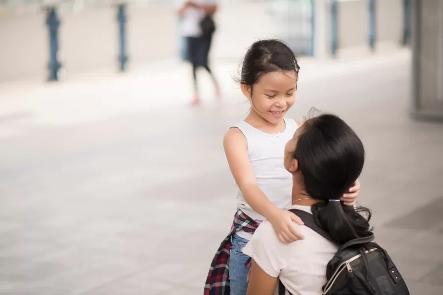 7 Ciri Orang Dewasa yang Kurang Kasih Sayang saat Kecil, Biasanya Baperan dan Suka Menyendiri