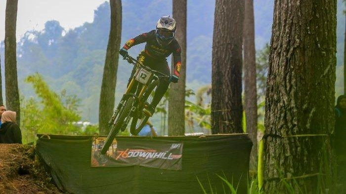 Turun Gunung dengan Ban Bocor, Rendy Varera Sabet Juara Umum 76 Indonesian Downhill 2024