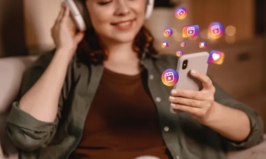 Jangan Anggap Enteng, 8 Tanda Remaja Kecanduan Media Sosial yang Membuatnya Jadi Pribadi Tertutup