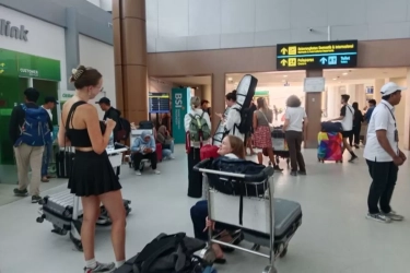 Terdampak Sebaran Abu Vulkanik Letusan Gunung Lewotobi Laki-laki, Berikut Daftar Maskapai yang Batal Terbang dari dan ke Lombok Hari ini