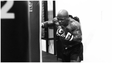 Buasnya Mike Tyson di Masa Senja, Si Leher Beton Tak Menahan Diri Lawan Jake Paul
