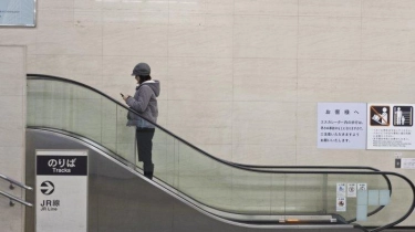 Etika Berdiri di Eskalator Jepang, Kiri atau Kanan?