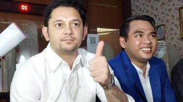 Terlihat Santai Saat Hadiri Sidang Mediasi dengan Tengku Dewi, Andrew Andika Sempat Bergurau 