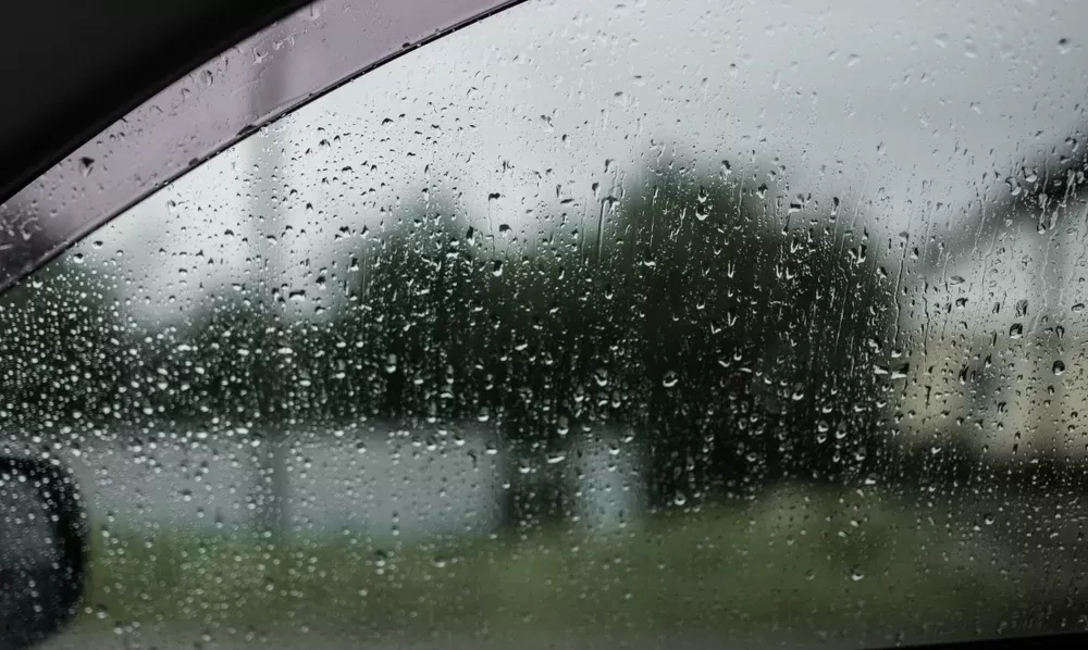 Kaca Mobil Berembun Saat Hujan Padahal Sudah Nyalakan AC, Ini Penyebabnya