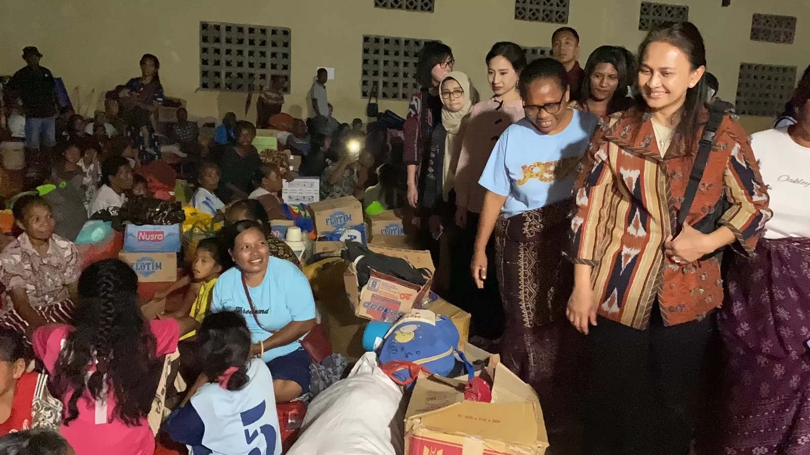 Momen Ketum Bhayangkari Juliati Sigit Prabowo Tinjau dan Hibur Korban Erupsi Gunung Lewotobi