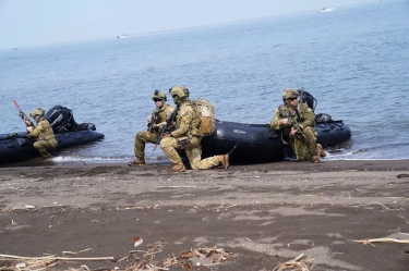 Prajurit TNI dan Tentara Australia Sukses Lakukan Serbuan Amfibi di Pantai Banongan