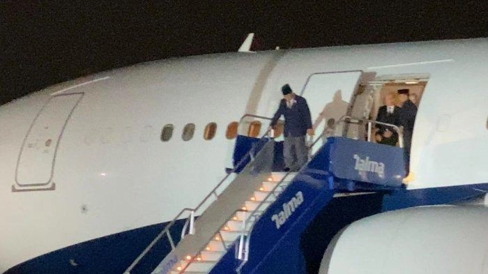 Momen Prabowo Turun dari Pesawat Disambut Menteri Agraria Peru di Bandara Jorge Chavez