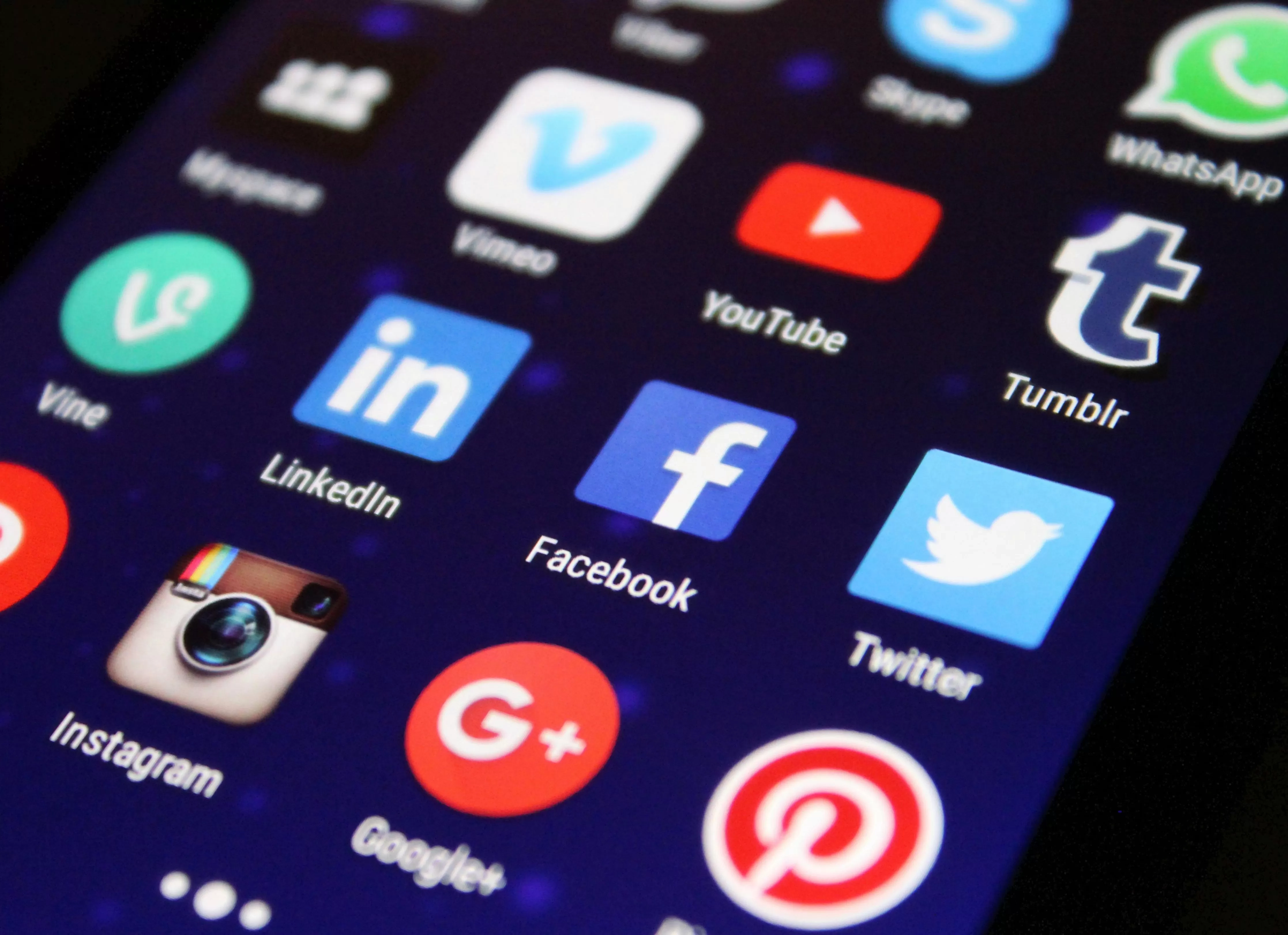Akun Bodong Merajalela, Ini 7 Tanda Mengenali Akun Media Sosial Palsu yang Ada di Internet!