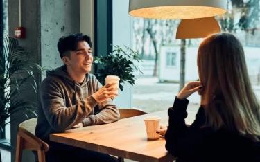 Jika Seorang Introvert Melakukan 10 Hal Ini Secara Diam-diam, Kemungkinan Besarnya Dia Tertarik pada Anda Menurut Psikologi