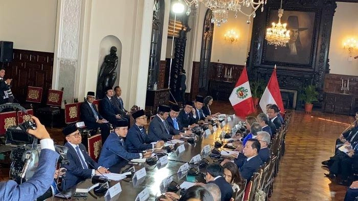Presiden Prabowo Diapit Sugiono dan Airlangga Saat Lakukan Pertemuan Bilateral Bareng Presiden Peru