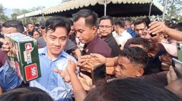 Seharian di Posko Pengungsi Erupsi Lewotobi: Wapres Gibran Bahas Relokasi hingga Temui Bayi Gibran