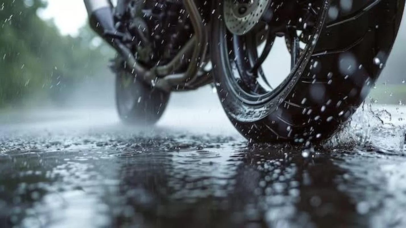 Para Bikers Wajib Baca, Ini Tips Tepat Memilih Ban Sepeda Motor yang Nggak Licin Saat Musim Hujan