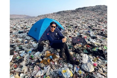 Aksi Nyata Jerhemy Owen Hadapi Darurat Sampah, Clean Up Sungai hingga Mendaki ”Gunung Sampah” Bantar Gebang