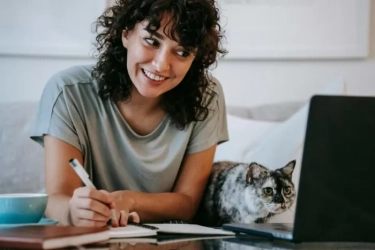 Miliki Keberuntungan: Deretan Zodiak ini Paling Mudah Bahagia, Selalu Melihat Sisi Baik dalam Segala Situasi