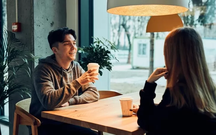 Orang Ekstrovert Gak Akan Paham, Berikut 5 Alasan Seorang Introvert Suka Makan Sendirian di Meja