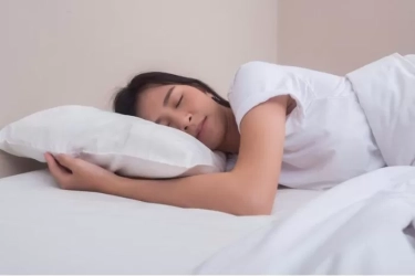 Orang yang Lebih Suka Tidur dengan TV Menyala Menunjukkan 6 Ciri ini Menurut Psikologi
