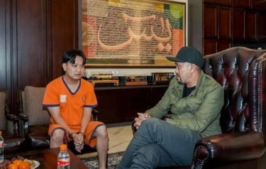 Bertemu Ahmad Sahroni, Begini Tampang Ivan Sugiamto saat Berbaju Tahanan dan Diborgol