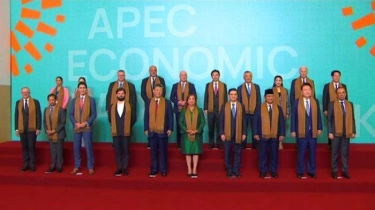 Gaya Prabowo Foto Bareng Pemimpin Negara APEC 2024, Diapit PM Jepang dan Kepala Negara Hongkong