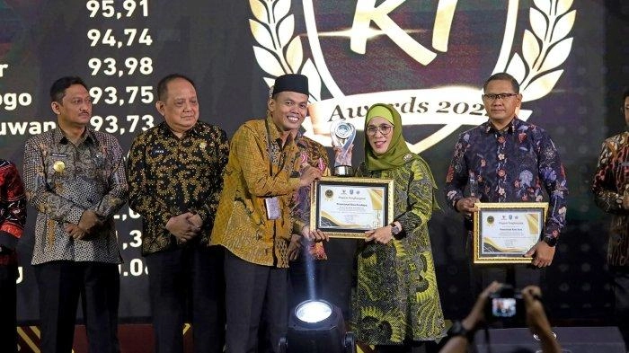 Pemkot Surabaya Raih Penghargaan Badan Publik Informatif dalam KI Jatim Awards 2024