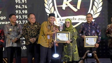 Pemkot Surabaya Raih Penghargaan Badan Publik Informatif dalam KI Jatim Awards 2024