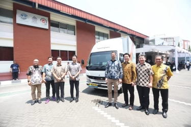KTB dan Yusen Logistics Resmikan Operasional Truk Listrik Fuso eCanter Pertama di Indonesia