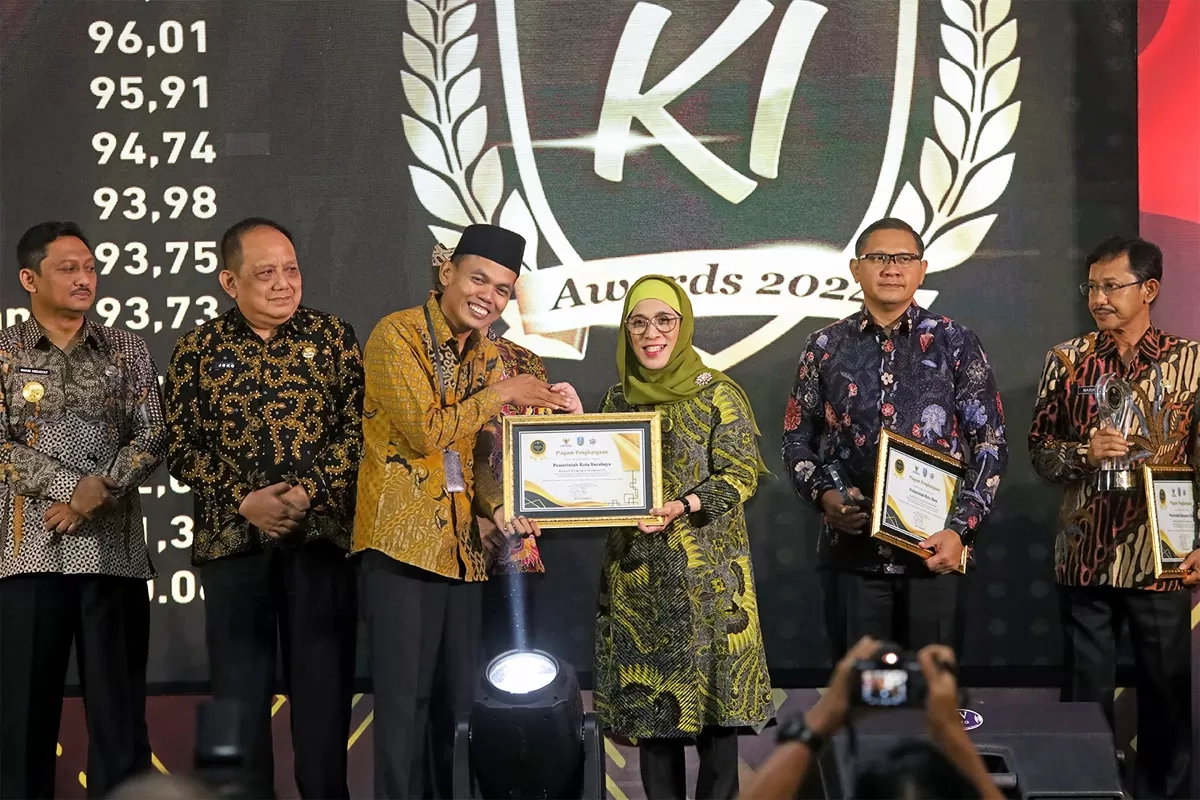 Pemkot Surabaya Raih Penghargaan Badan Publik Informatif dalam KI Jatim Awards 2024