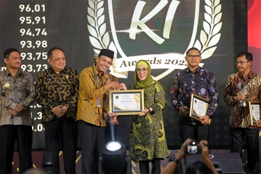 Pemkot Surabaya Raih Penghargaan Badan Publik Informatif dalam KI Jatim Awards 2024
