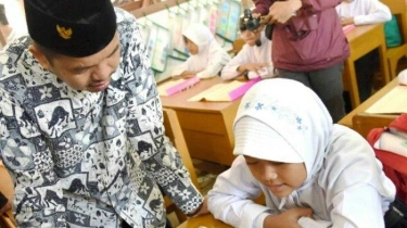 25 Pantun Hari Guru Nasional 2024, Menyentuh Hati dan Penuh Makna