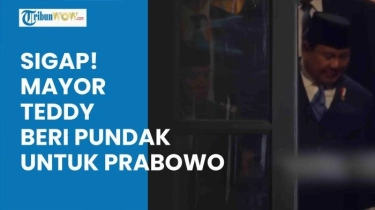 Video Tatapan Tajam Mayor Teddy hingga Sigap Beri Pundak Prabowo saat Turuni Tangga Istana Peru