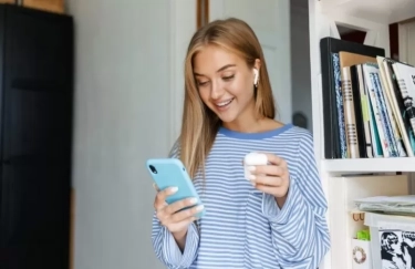 Orang yang Hanya Mantau di Grup WA Biasanya Menunjukkan 8 Ciri Kepribadian Ini, Menurut Psikologi