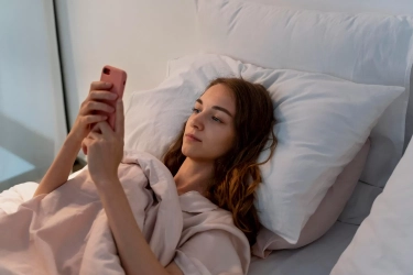 Orang yang Sering Cek Ponsel Setelah Bangun Tidur Biasanya Punya 5 Kepribadian Ini, Menurut Psikologi
