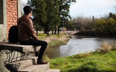 Pria yang Menjadi Lebih Menarik Diri dan Menyendiri Seiring Bertambahnya Usia Biasanya Mengadopsi 8 Perilaku Ini Tanpa Disadari