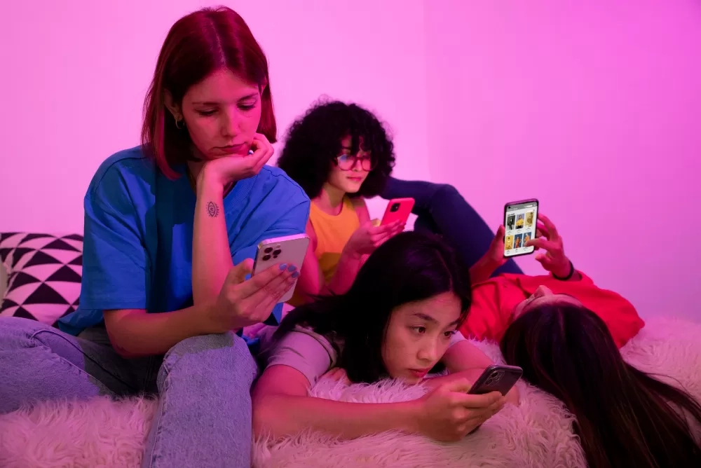 Scroll Tanpa Henti: 5 Zodiak yang Sulit Melepas Media Sosial dari Kehidupan Sehari-Hari