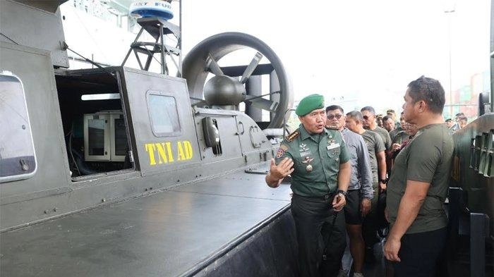 KSAD Jenderal Maruli Simanjuntak Cek Kapal Angkatan Darat yang Akan Dikirim ke Papua