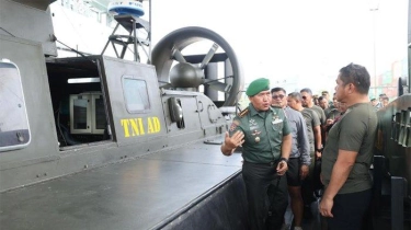 KSAD Jenderal Maruli Simanjuntak Cek Kapal Angkatan Darat yang Akan Dikirim ke Papua