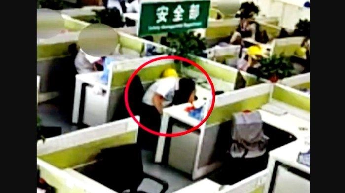 Pekerja Dipecat karena Tidur di Meja Tempat Bekerja Selama 1 Jam, Dapat Kompensasi Rp 765 Juta