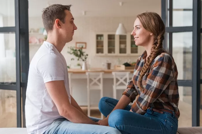 5 Hal yang Penting untuk Anda Ketahui Ketika Menjalin Hubungan Romantis dengan Pria Introvert, Menurut Psikolog