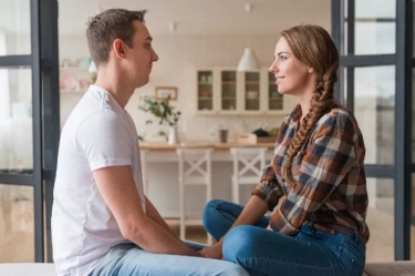 5 Hal yang Penting untuk Anda Ketahui Ketika Menjalin Hubungan Romantis dengan Pria Introvert, Menurut Psikolog