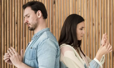 9 Tanda Pasangan Anda Mungkin Tidak Mencintai Anda Lagi, Menurut Terapis Hubungan