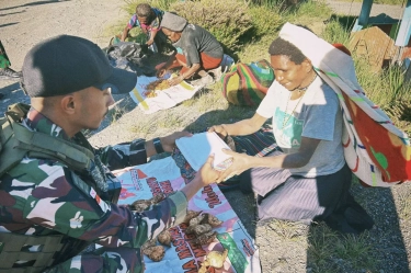 Hadir di Distrik Sugapa Papua Tengah, Satgas Yonif Raider 509/Balawara Yudha Bagikan Makan Siang Gratis