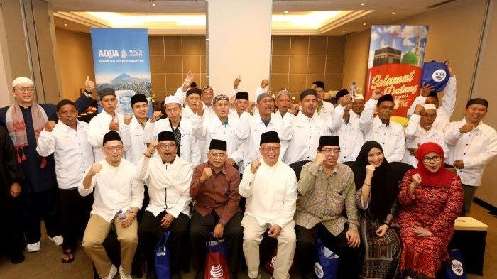 Dukung Pemberdayaan Umat, AQUA dan DMI Berangkatkan 20 Khadimatul Masjid Umrah
