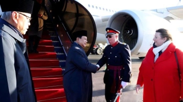 Kenakan Jubah Panjang dan Peci Hitam, Prabowo Tiba di London dan Disambut Pelajar Indonesia