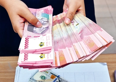 Rupiah Ambruk Hampir Sentuh 16.000 per Dolar AS, ini Pemicunya