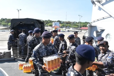 TNI AL Kerahkan KRI Teluk Ende-517 Distribusi Bantuan Kemanusian Korban Erupsi Gunung Lewotobi Laki-Laki