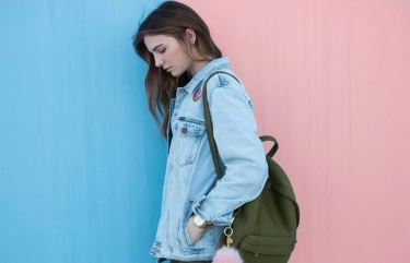 Cara Melihat Kepribadian Seseorang Dari Warna Tas, Warna Merah Memiliki Arti Keberanian Dan Kepercayaan Diri    