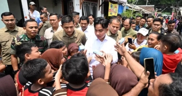 Momen Wapres Gibran Tukar Minuman Anak-Anak dengan Susu di Sela Kunjungan di Kota Semarang Jawa Tengah
